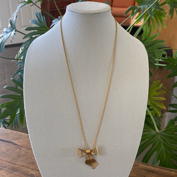 1980 Avon Brushed Goldtone Bow Necklace - Picture 3 of 10